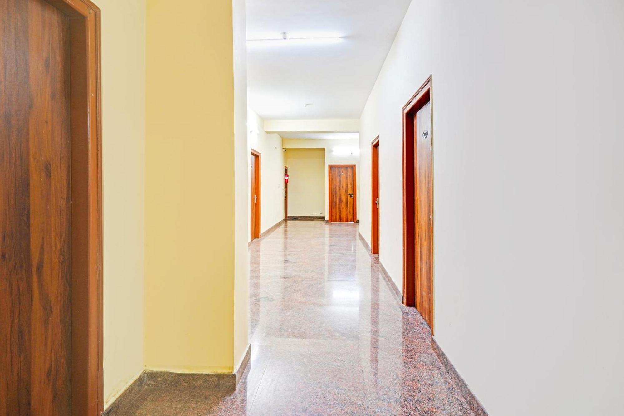 Super Hotel O Srigandhakavalu Formerly Chamundeshwari Lodging Jālahalli Exteriör bild
