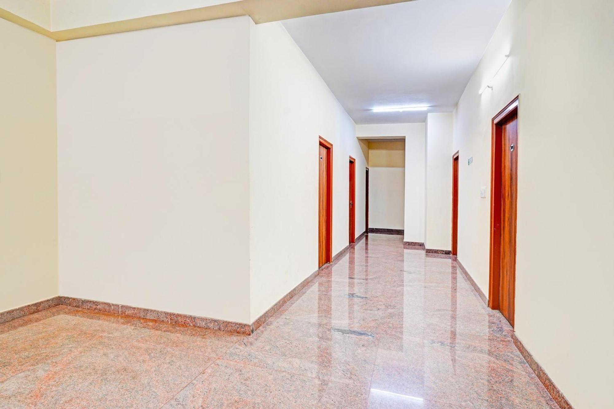 Super Hotel O Srigandhakavalu Formerly Chamundeshwari Lodging Jālahalli Exteriör bild
