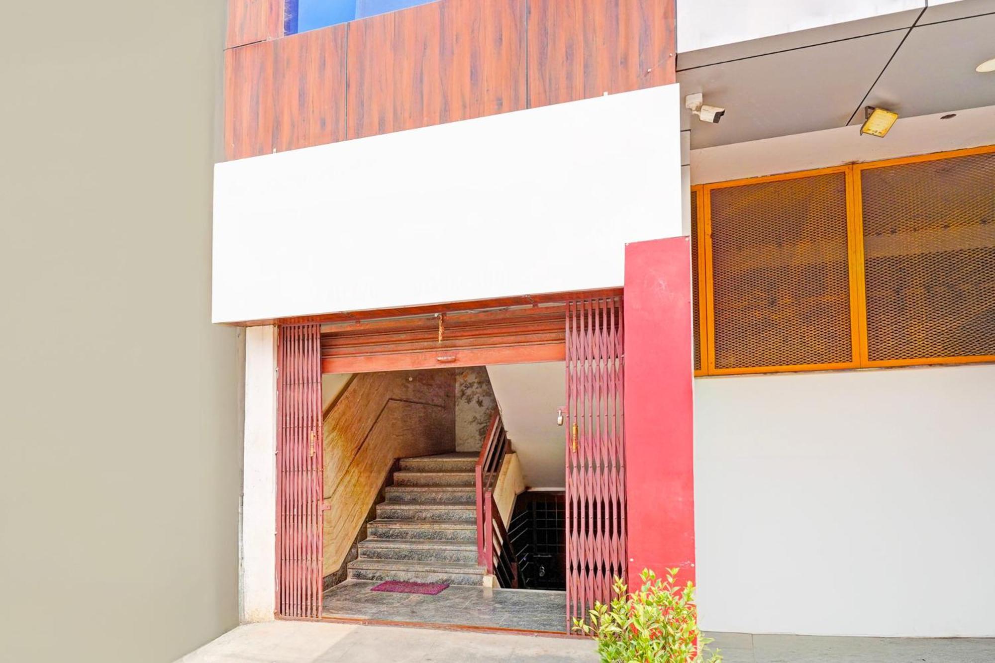 Super Hotel O Srigandhakavalu Formerly Chamundeshwari Lodging Jālahalli Exteriör bild